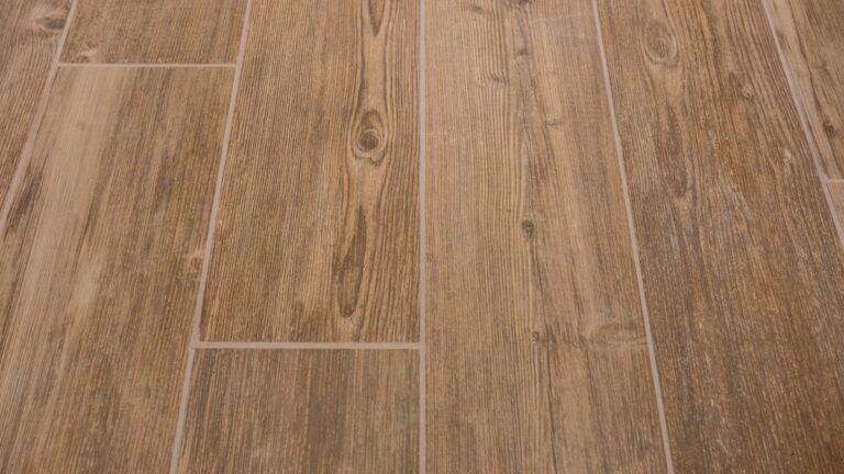 Les avantages du carrelage extérieur imitation bois pour votre jardin